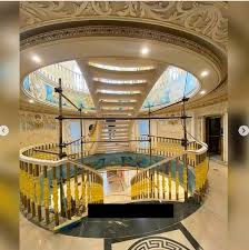  نمایی از راه‌پله L شکل ویلا